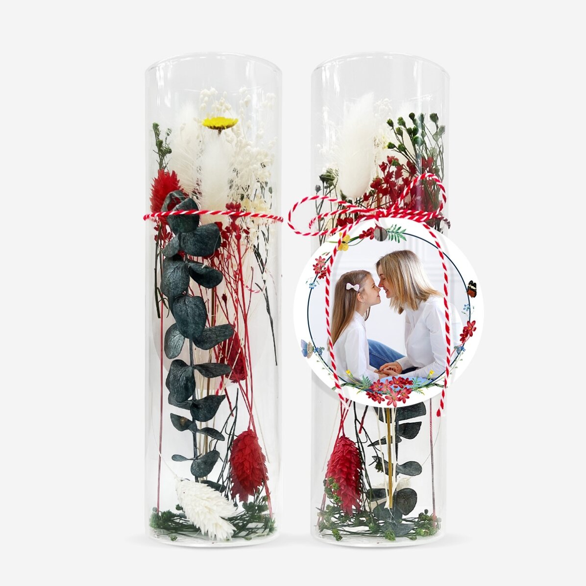 Ornament mărțișor din sticlă cu flori prezervate personalizat cu o poză