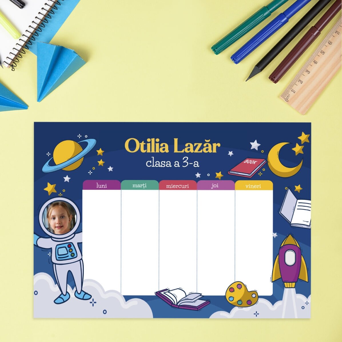 Orar personalizat cu o poză și text - Astronaut