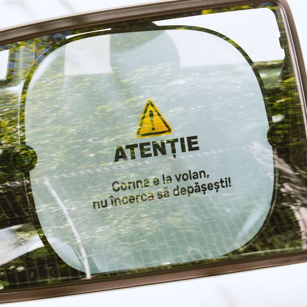 Parasolar auto personalizat cu text - Atenție!