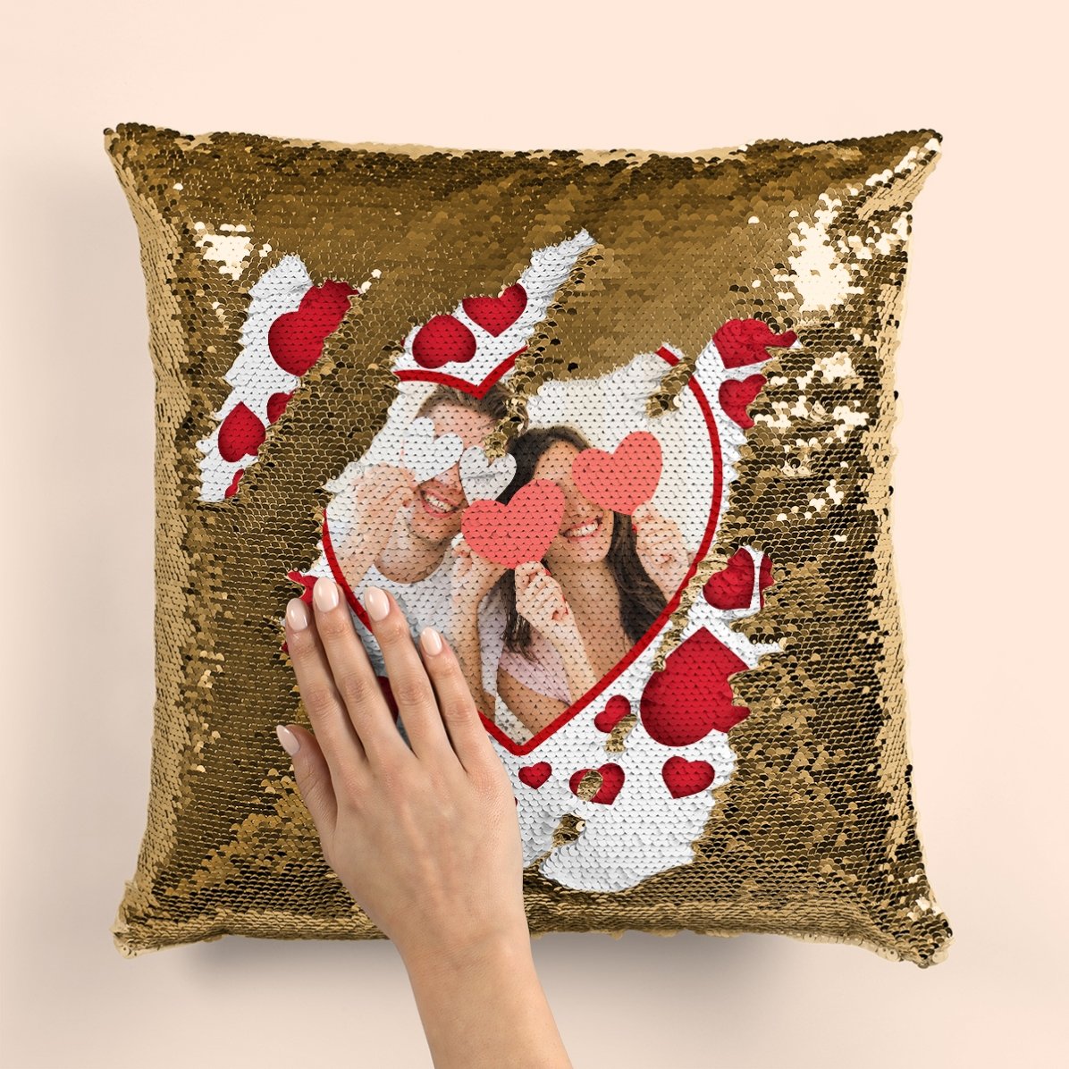 Pernă cu paiete personalizată cu o poză și inimioare