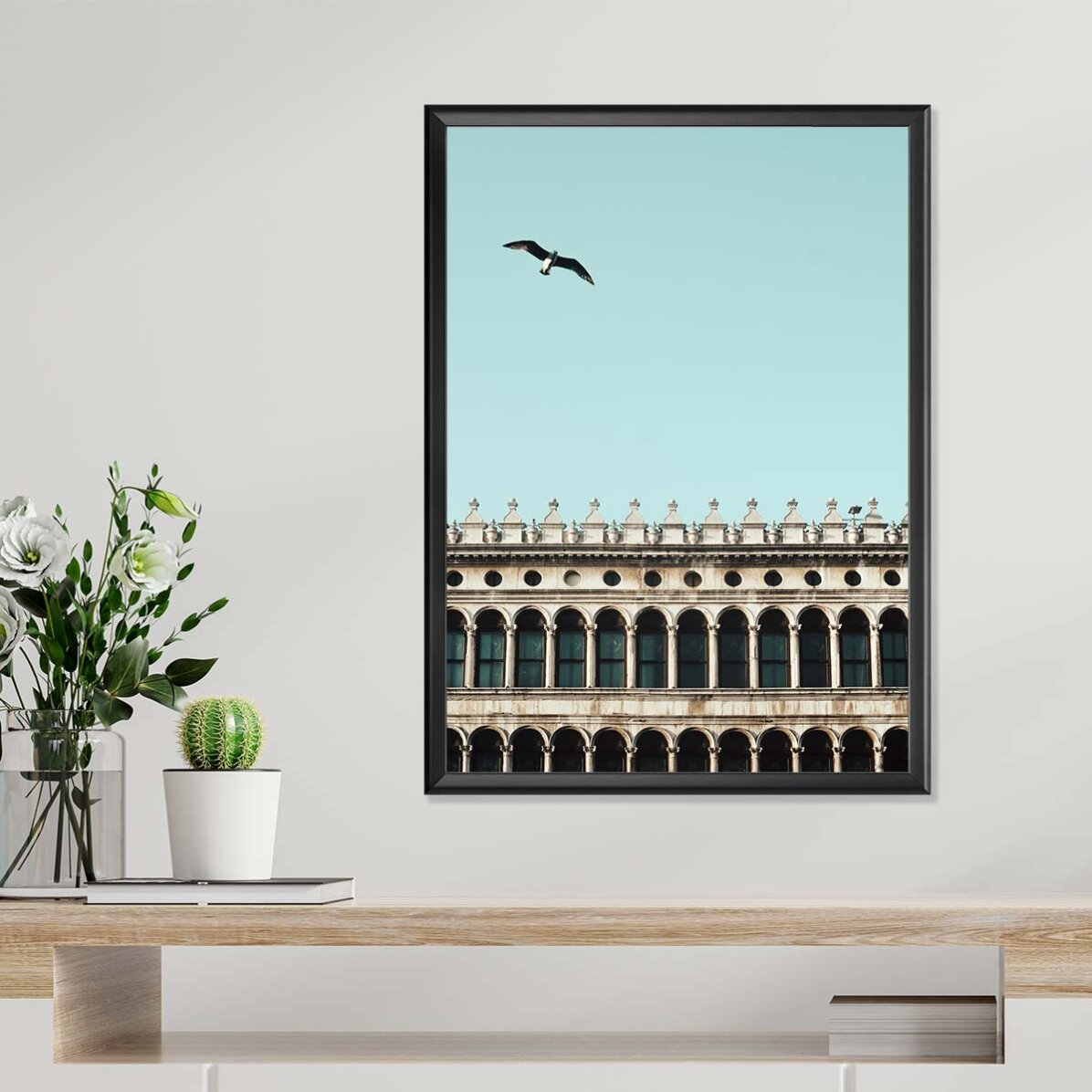 Poster pasăre și clădire