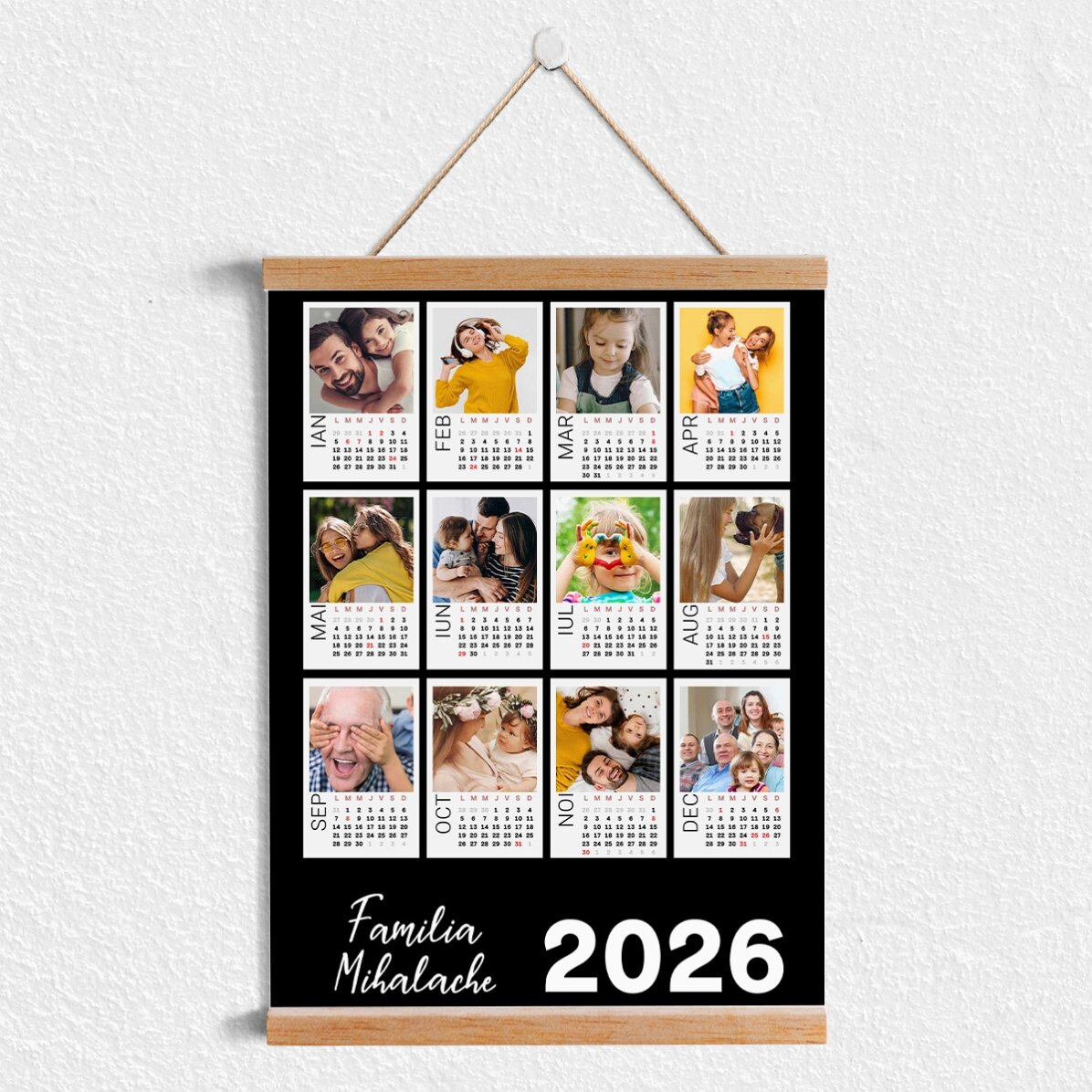 Poster calendar cu agățătoare personalizat cu 12 poze polaroid și fundal colorat