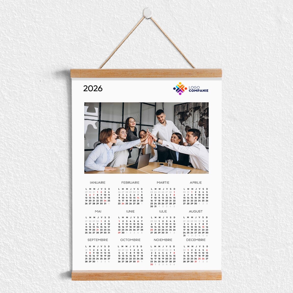 Poster calendar cu agățătoare personalizat cu logo și o poză pe alb