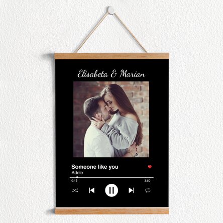 Poster cu agățătoare personalizat cu o poză și text - Melodia noastră