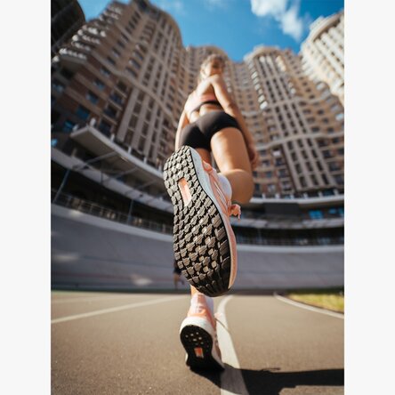 Постер момиче на лекоатлетическото игрище