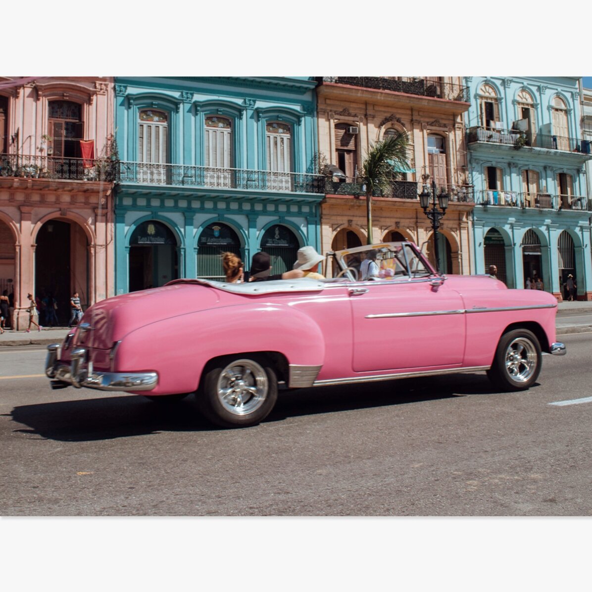 Poster Mașină roz vintage pe stradă