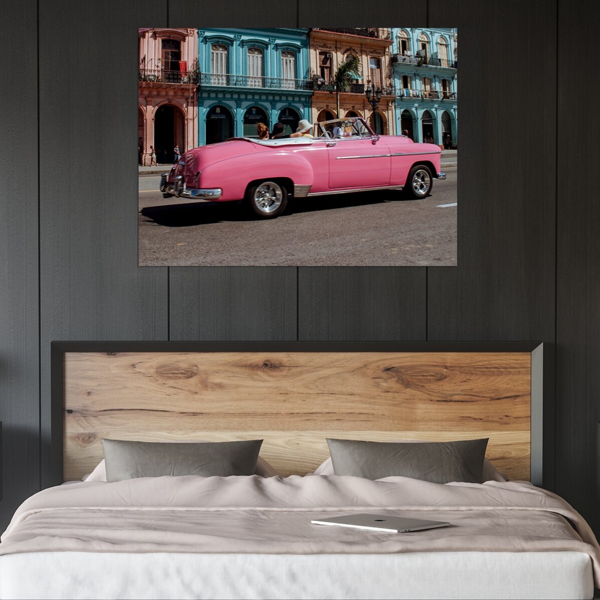 Poster Mașină roz vintage pe stradă
