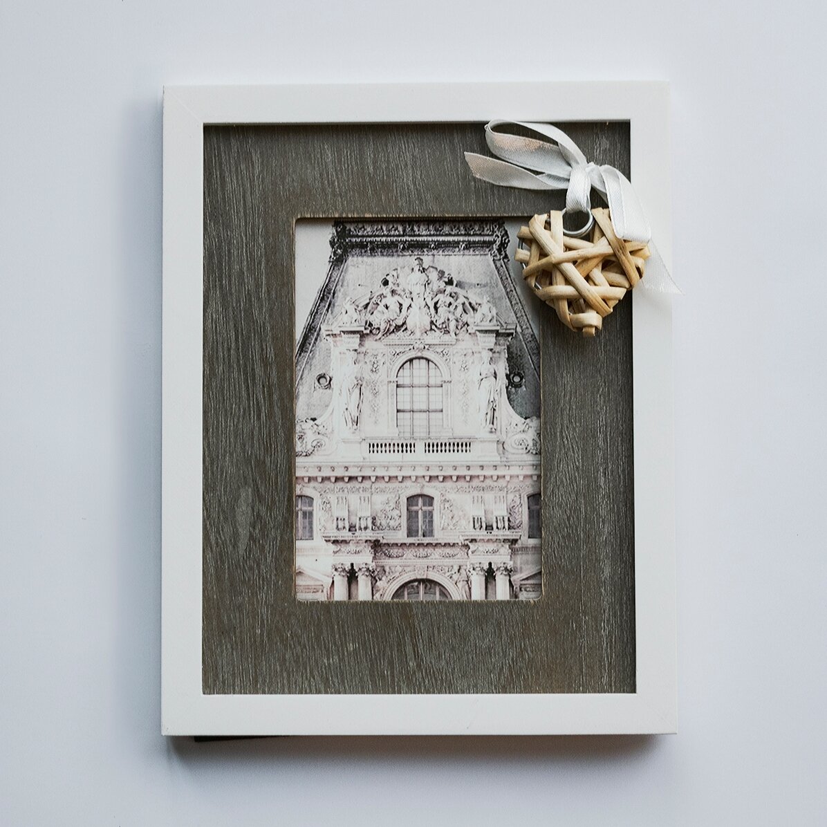 Ramă foto cu fundiță și inimă lemn 18,5x23,5 cm