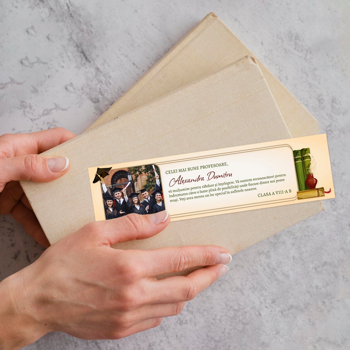 Semn de carte personalizat cu o poză și mesaj de absolvire pentru profesori