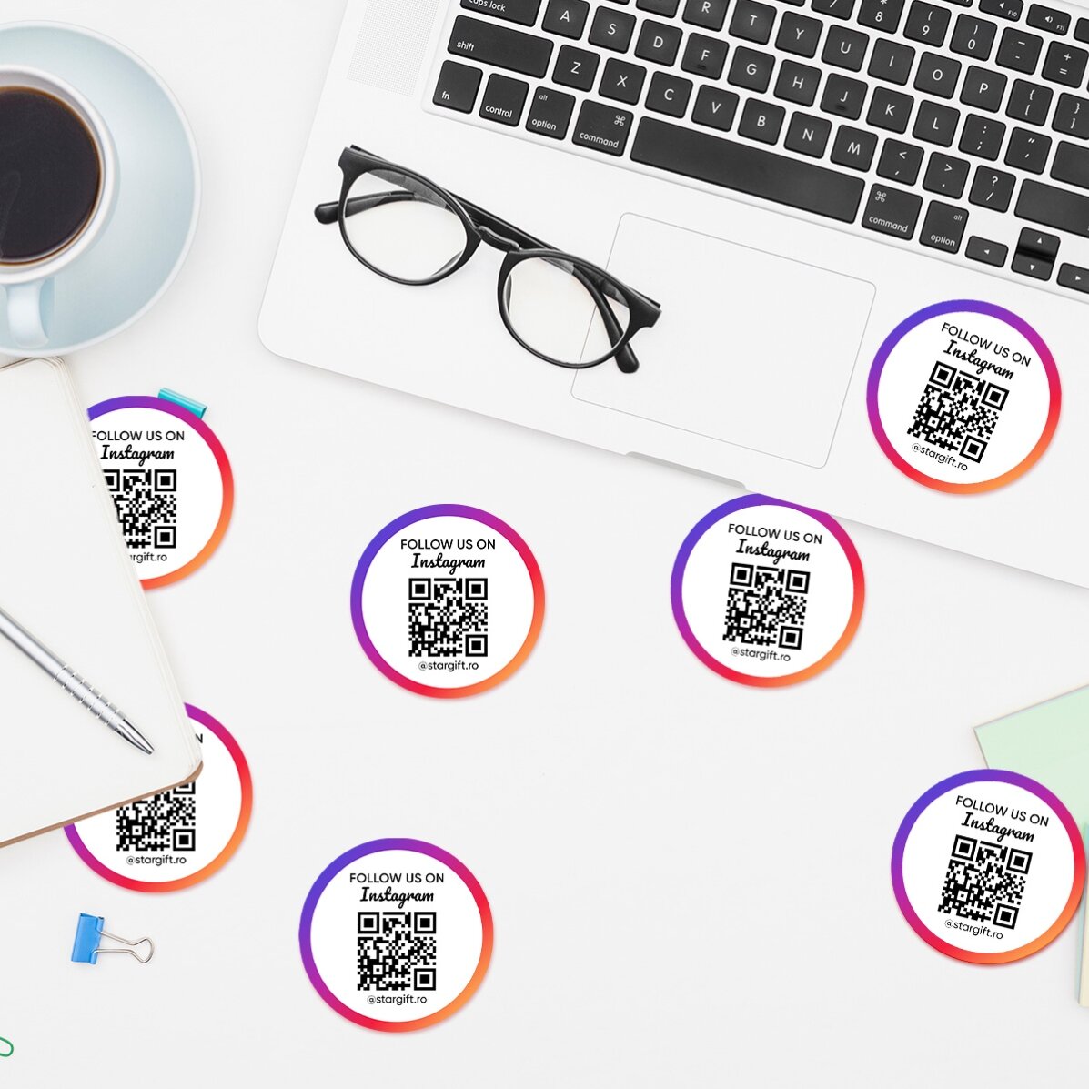 Set de 12 stickere (etichetă autoadezivă) rotunde, diametru 5cm personalizate cu text și cod QR - In