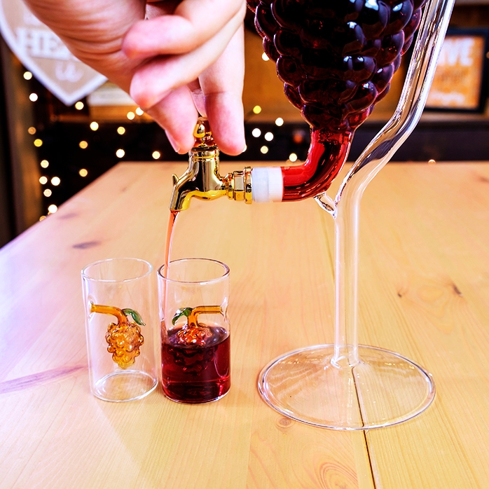 Set sticlă pentru țuică cu 2 păhărele