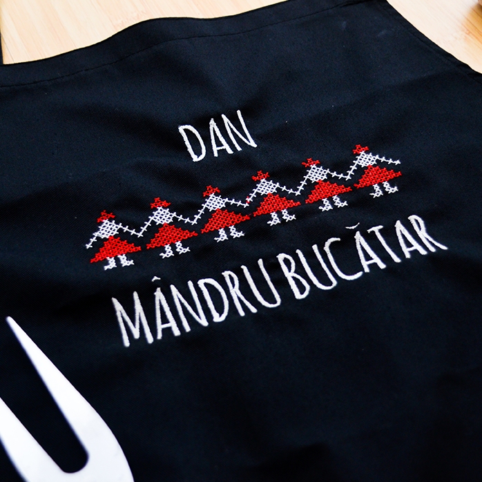 Șorț personalizat cu broderie tradițională pe negru