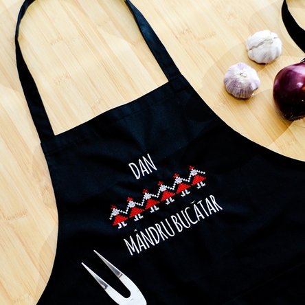 Șorț personalizat cu broderie tradițională pe negru