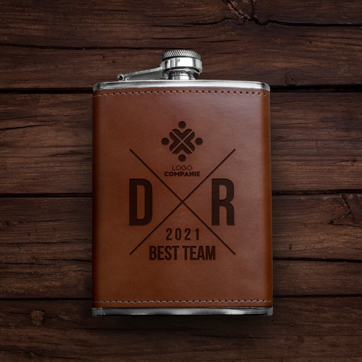 Sticlă de buzunar îmbrăcată în piele personalizată cu logo și inițiale