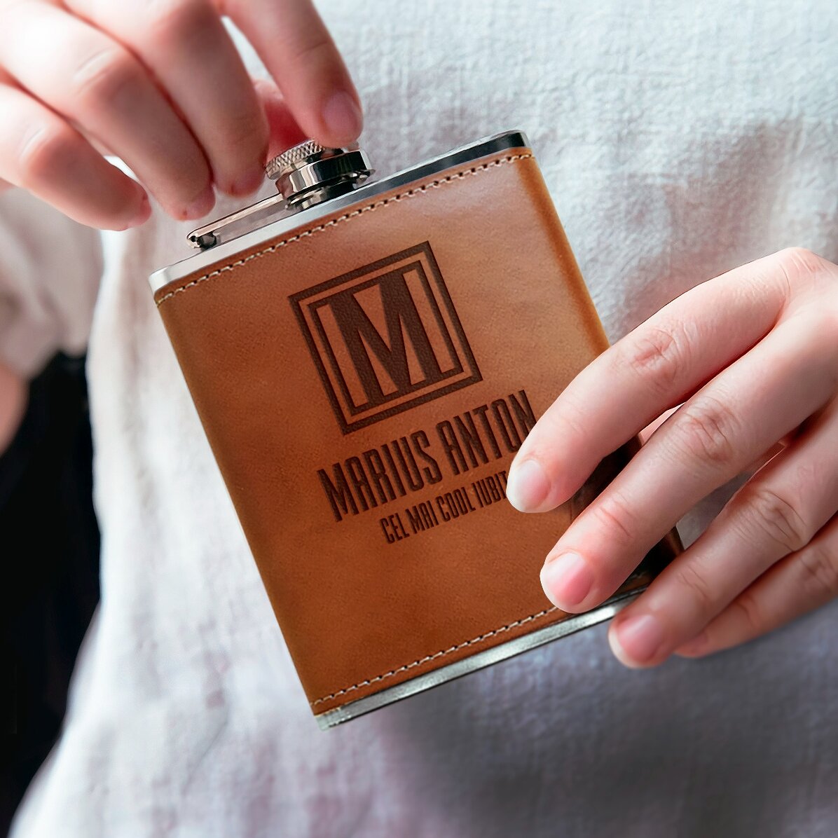 Sticlă de buzunar îmbrăcată în piele personalizată cu mesaj și monogramă - Monogramă