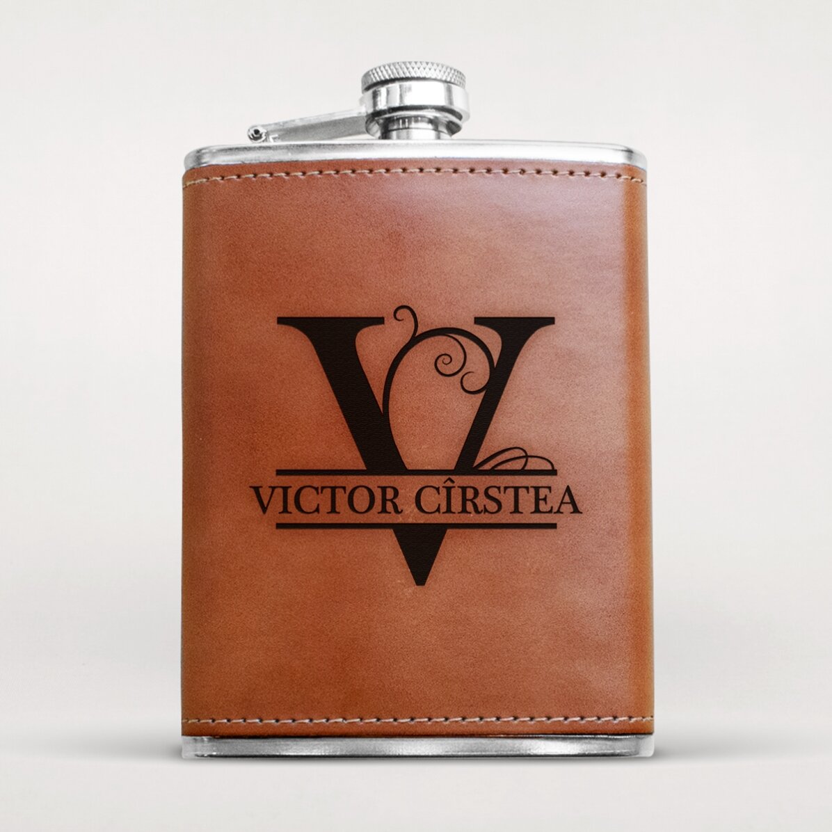 Sticlă de buzunar îmbrăcată în piele personalizată cu monogramă și nume