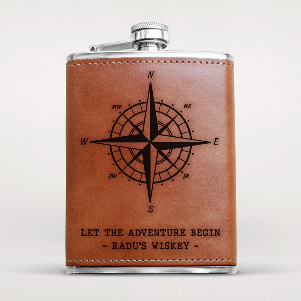 Sticlă de buzunar îmbrăcată în piele personalizată cu text - Busolă