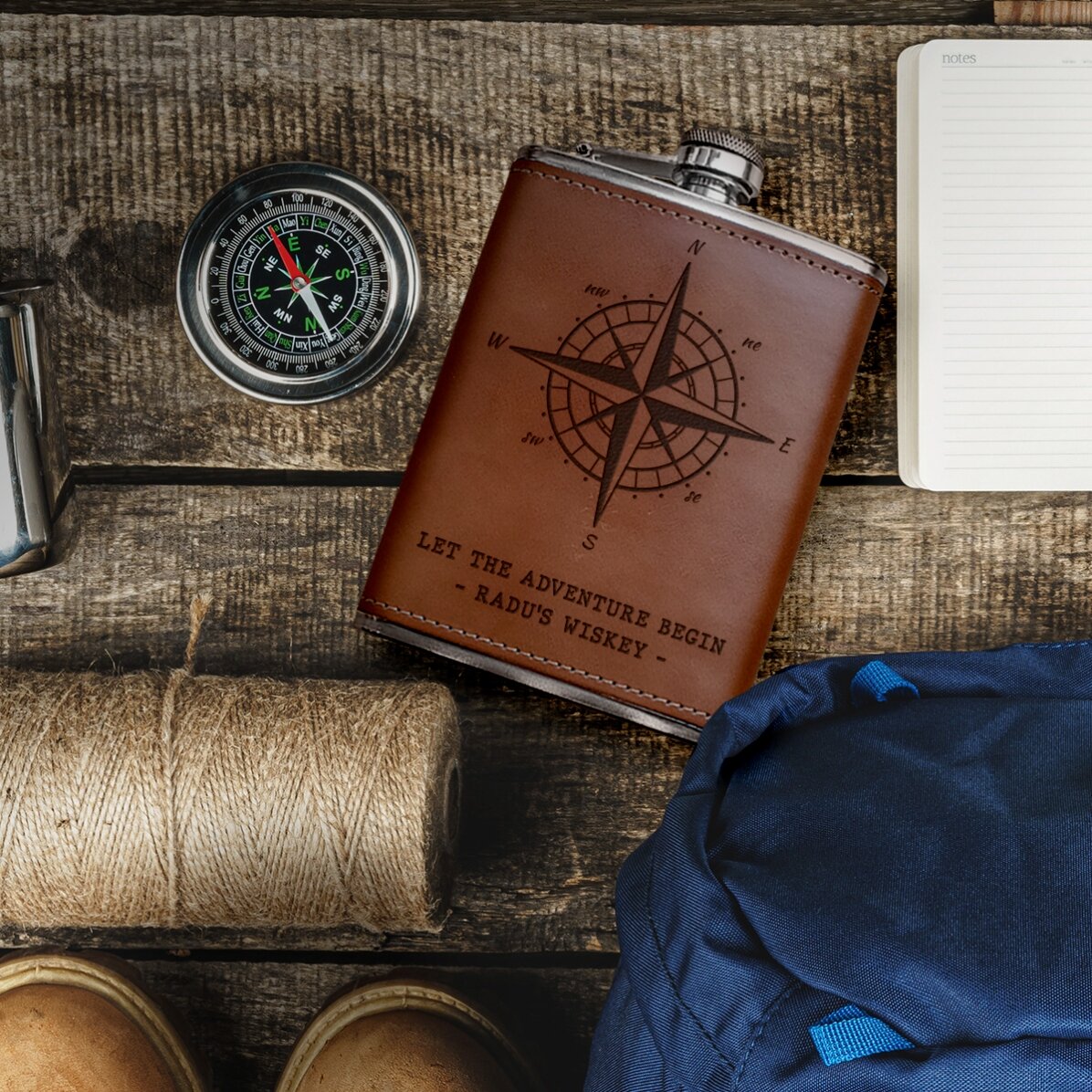 Sticlă de buzunar îmbrăcată în piele personalizată cu text - Busolă