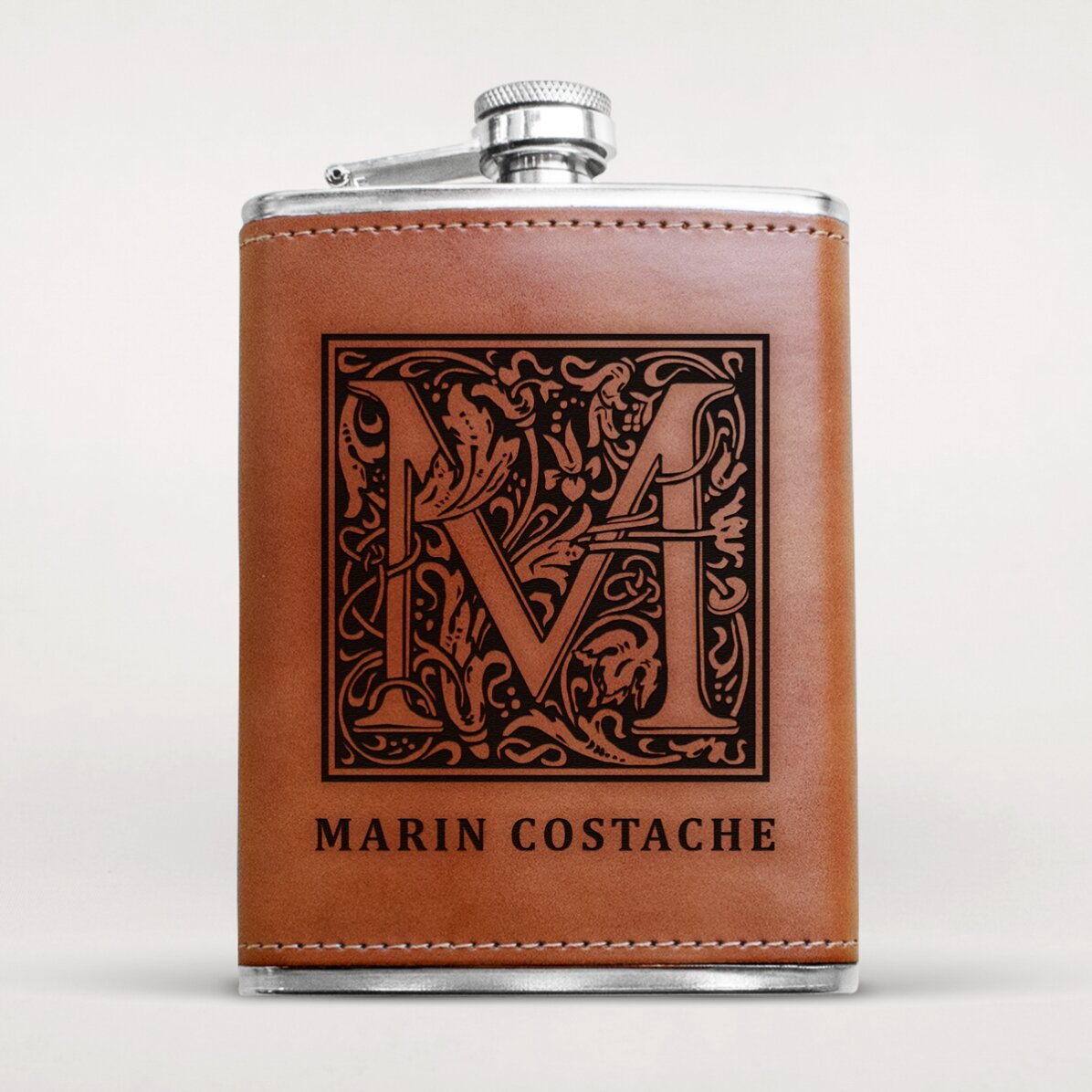 Sticlă de buzunar îmbrăcată în piele personalizată cu text - Monogramă și nume