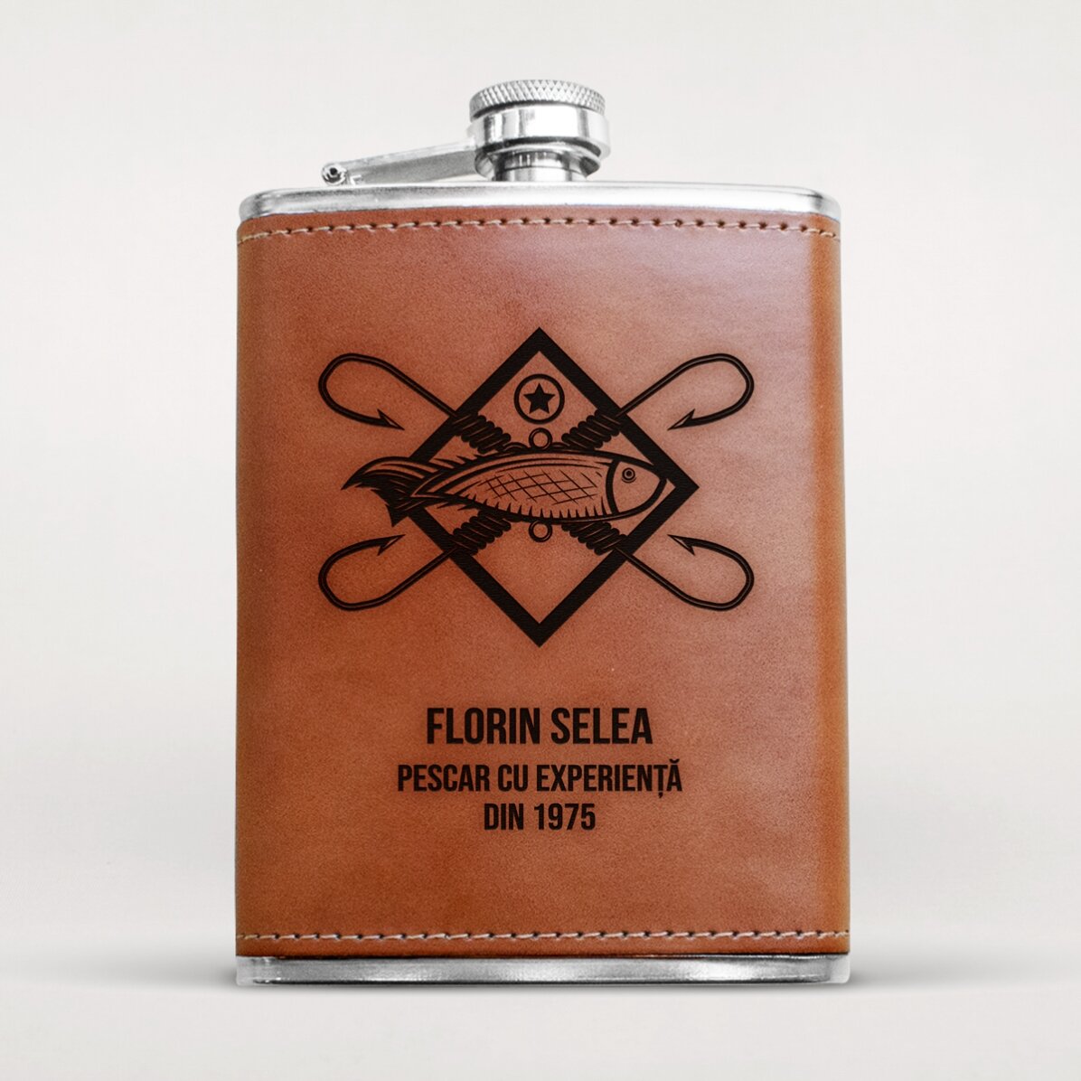 Sticlă de buzunar îmbrăcată în piele personalizată cu text pentru pescari