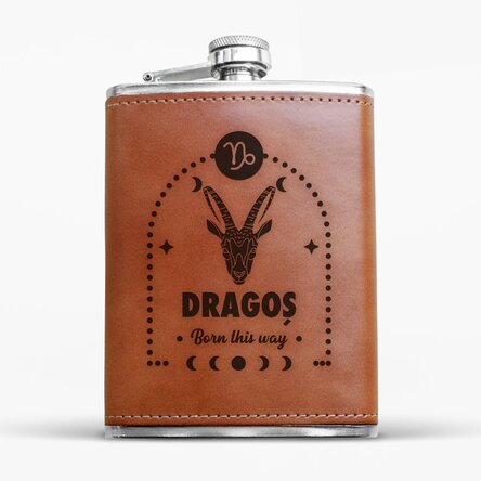 Sticlă de buzunar îmbrăcată în piele personalizată cu text și zodie - Capricorn