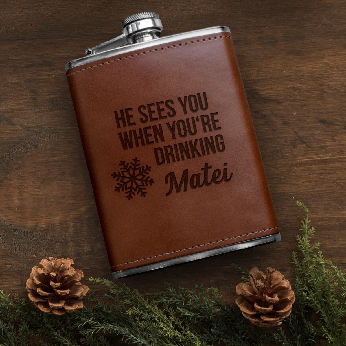 Sticlă de buzunar personalizată îmbrăcată în piele - He sees you when you