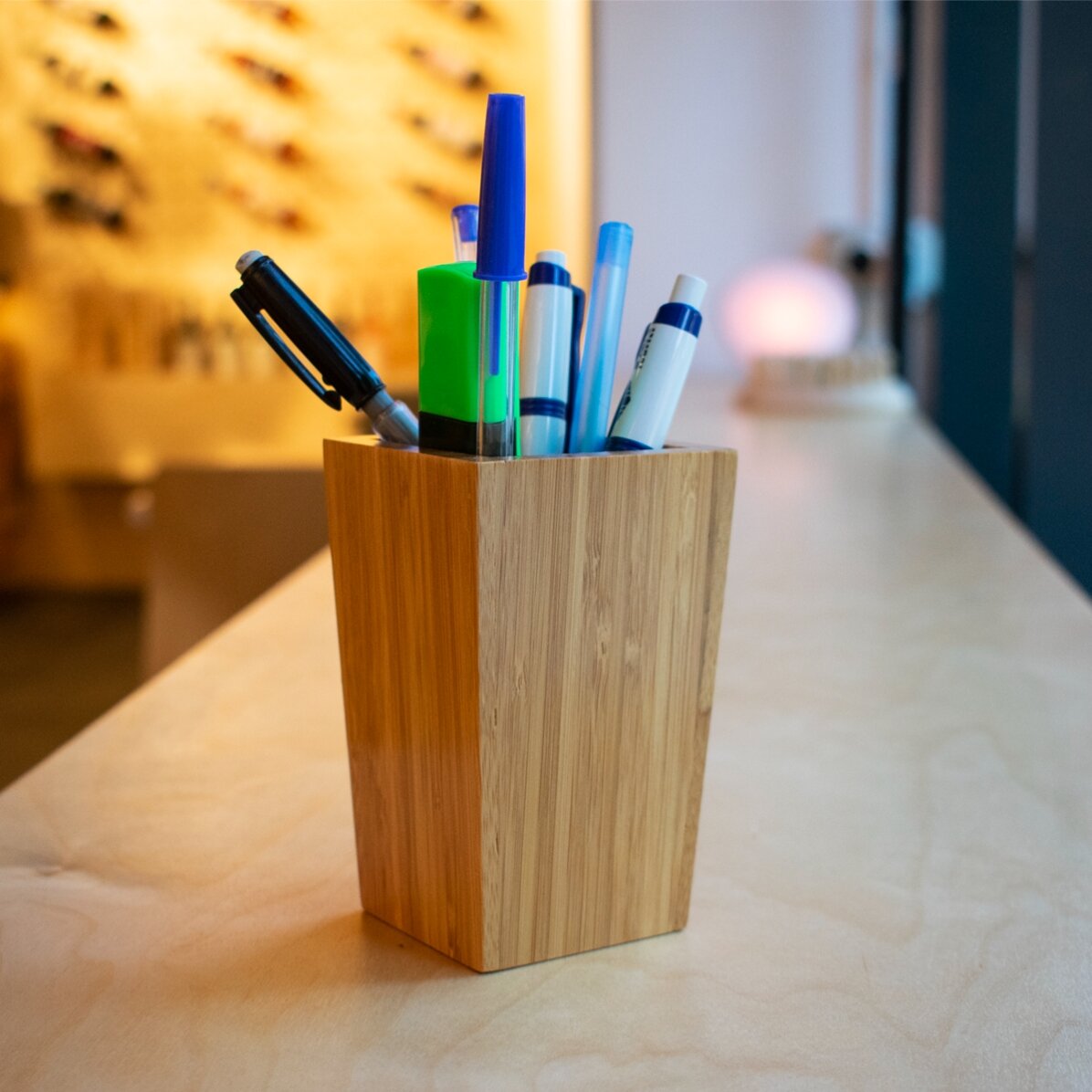 Suport din lemn pentru creioane și pixuri - avenatura