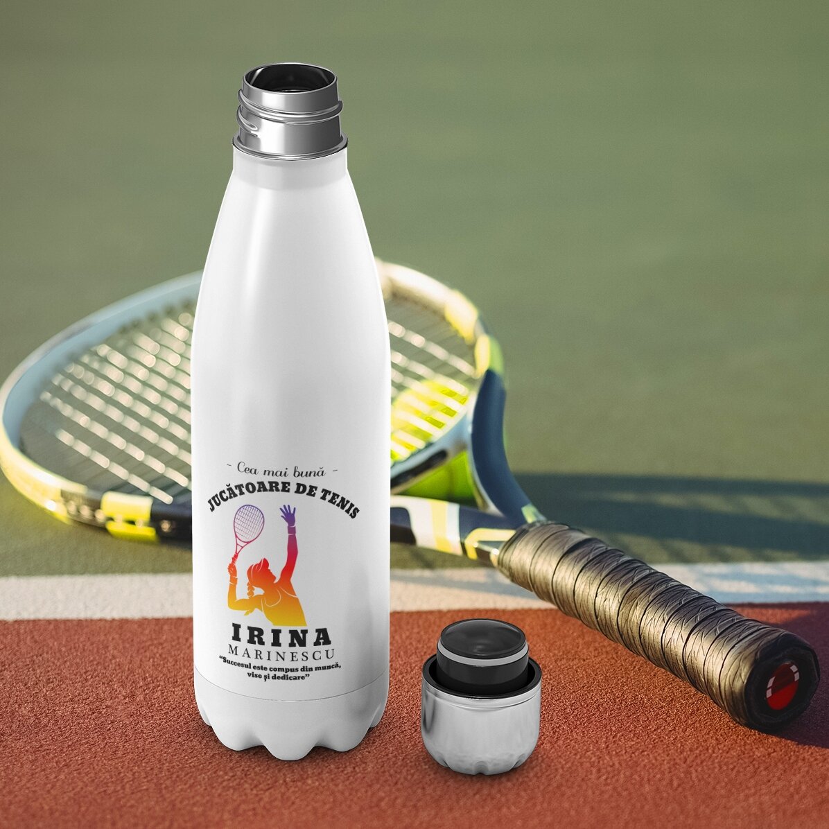 Termos cu bază albă personalizat cu nume și text - Jucătoare de tenis