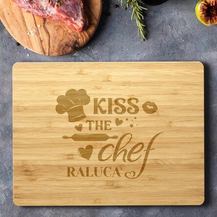 Tocător dreptunghiular din bambus personalizat cu text - Kiss the chef