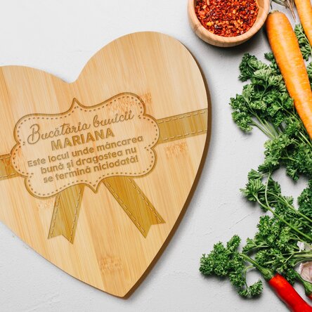 Tocător în formă de inimă personalizat cu text - Bucătăria bunicii