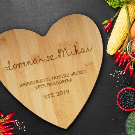 Tocător în formă de inimă personalizat pentru cuplu