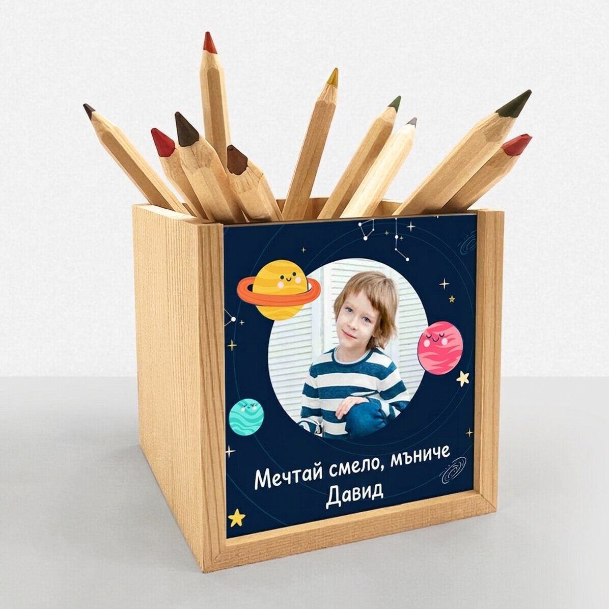 Персонализирана поставка за моливи с снимка и текст - Космос