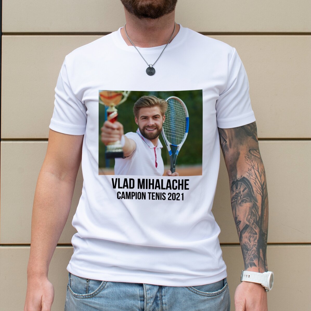 Tricou sport personalizat cu o poză și text