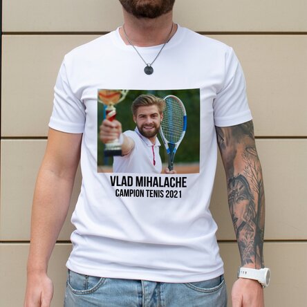 Tricou sport personalizat cu o poză și text